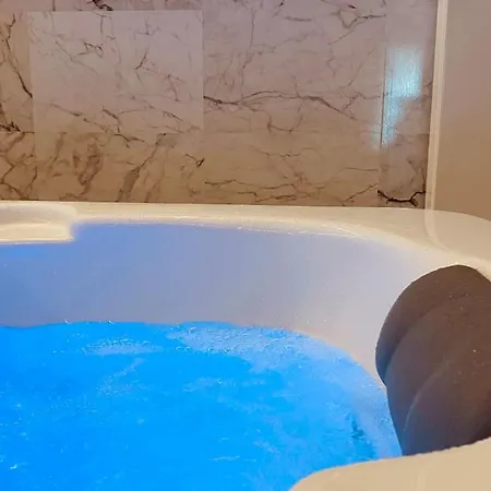 ゲストハウス Quinze Et Wellness De Luxe
