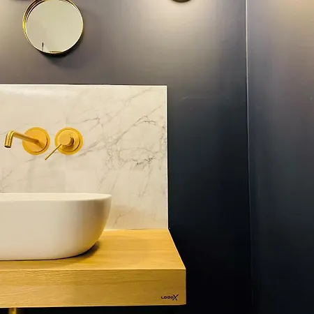 ゲストハウス Quinze Et Wellness De Luxe 4*