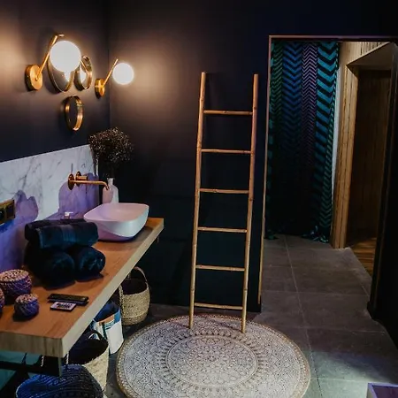 ゲストハウス Quinze Et Wellness De Luxe 4*