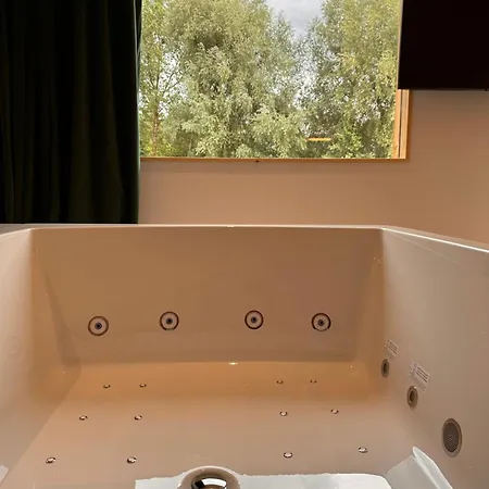 Πανσιόν Quinze Et Wellness De Luxe Ciney